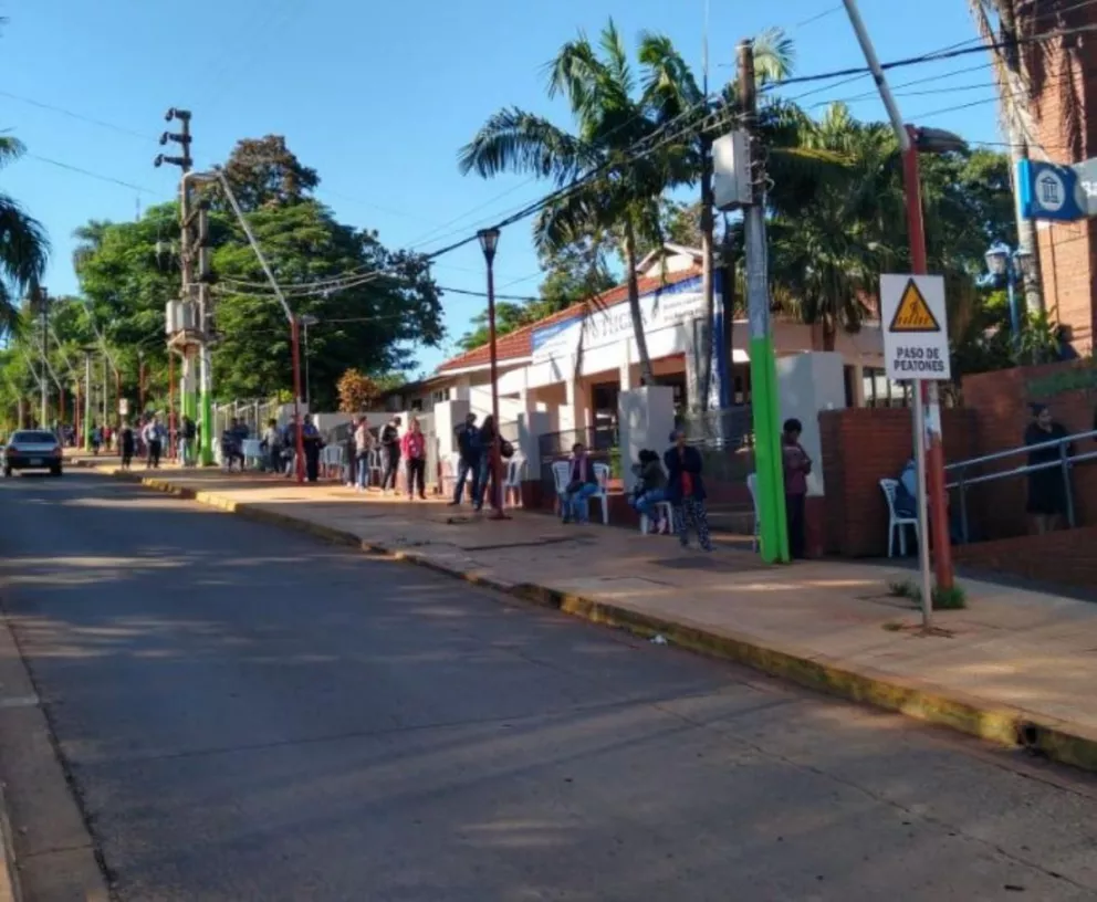 Largas filas para los cajeros automáticos en Iguazú