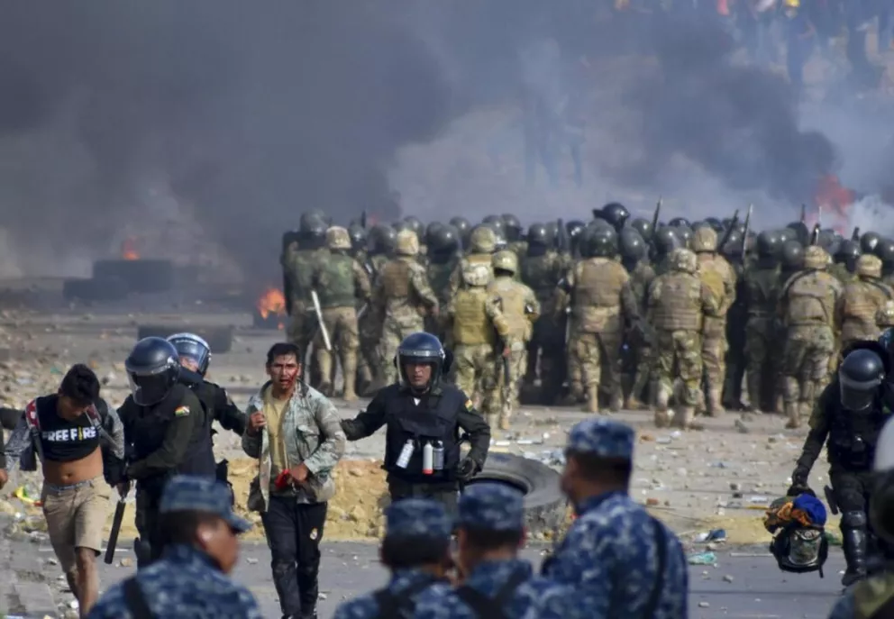 Los choques entre las fuerzas de seguridad y los manifestantes que apoyan a Evo Morales son cada vez más duros