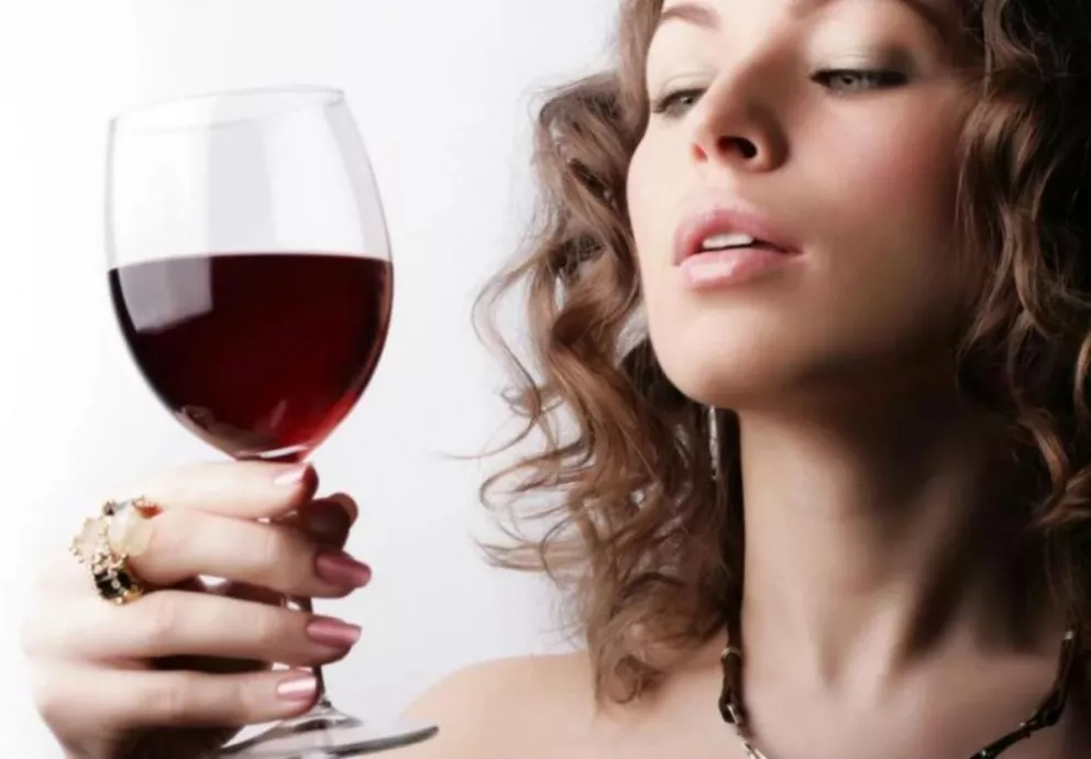 El consumo de alcohol hace envejecer nuestro rostro