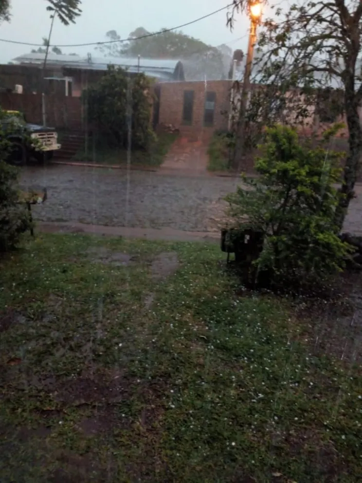 En Apóstoles llueve torrencial y hasta cayó granizo