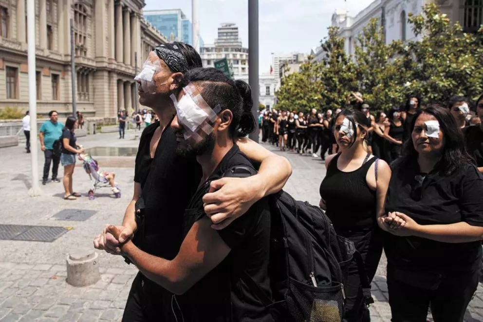 Manifestantes con parches en los ojos marcharon ayer frente a la Suprema Corte de Justicia de Chile.