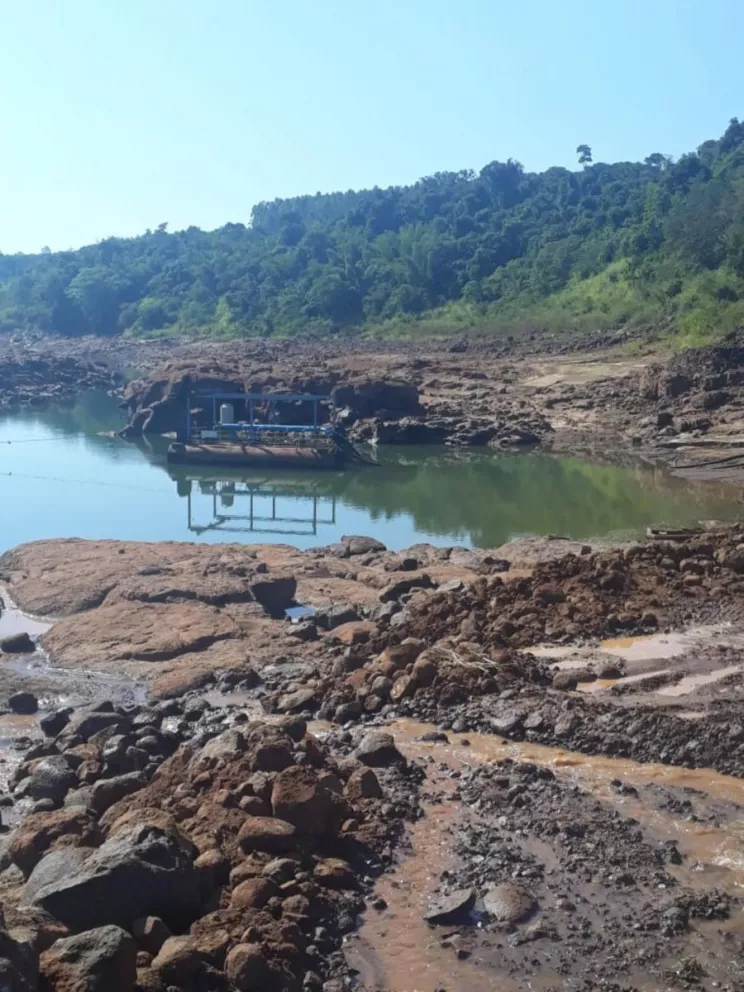 Puerto Esperanza supera la emergencia hídrica, reubicando el pontón de bombeo en el río Paraná