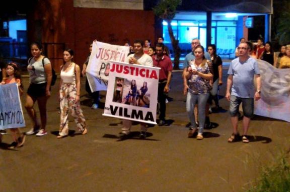 Puerto Iguazú volvió a movilizarse por el femicidio de Vilma Mercado Puerto Iguazú volvió a movilizarse por el femicidio de Vilma Mercado