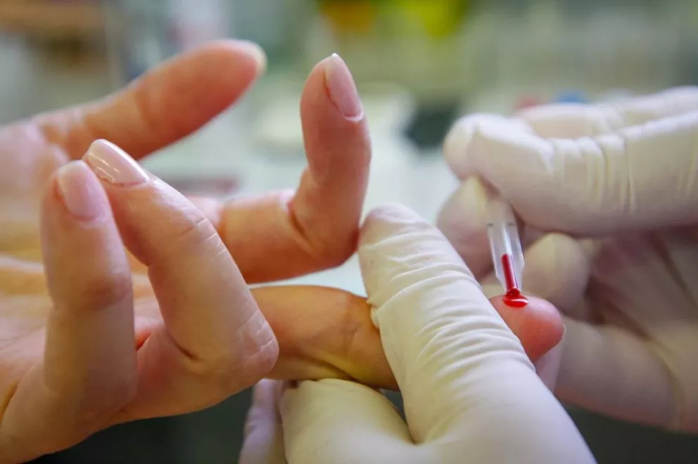 Crearon una máquina que puede detectar hasta 13 tipos de cáncer con una gota de sangre