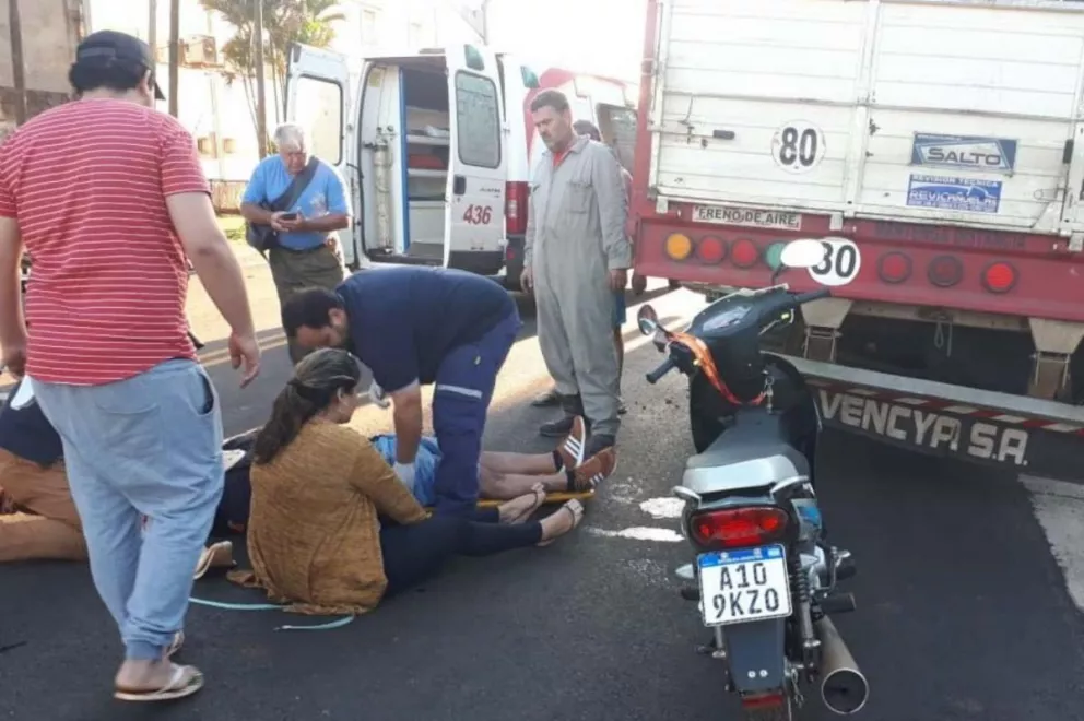 Motociclistas lesionados al impactar contra un camión estacionado en Posadas