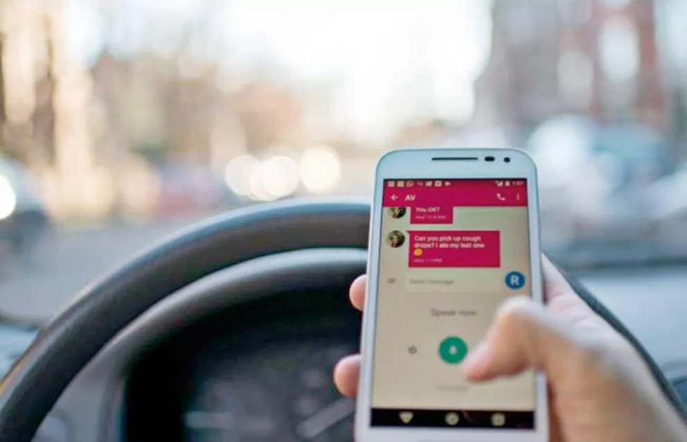 Las distacciones al volante causan accidentes y el uso del celular es uno de los más frecuentes.