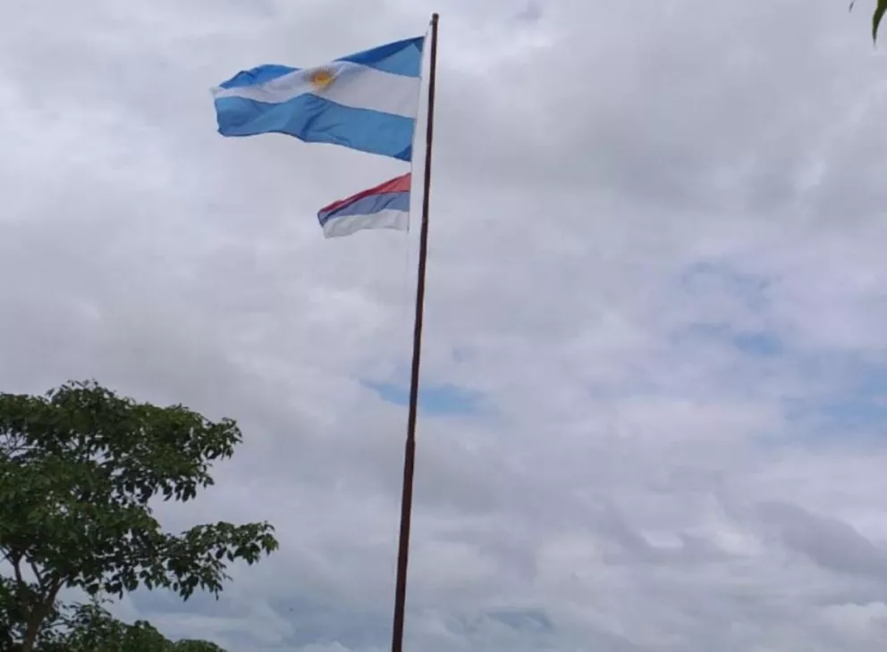 Vuelven a colocar una Bandera Argentina para sentirse identificados en zona de frontera
