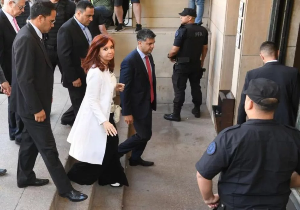 Cristina Fernández llega a los Tribunales de Comodoro Py pasadas las 9.30
