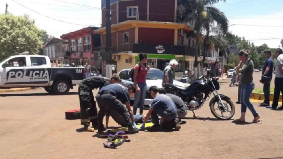 Jardín América: choque entre dos motocicletas dejó una mujer herida de gravedad