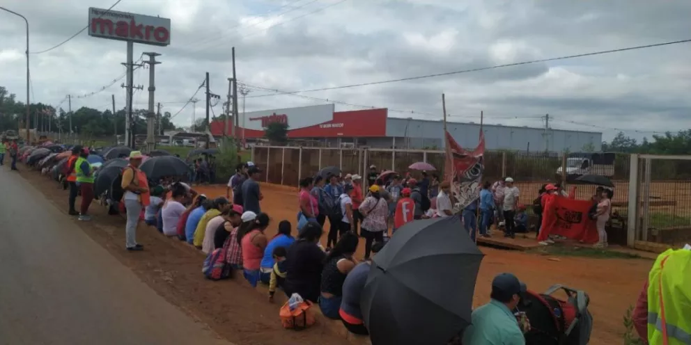 Un grupo de manifestantes del Frente de Organiaciones en Lucha se instaló frente al Makro