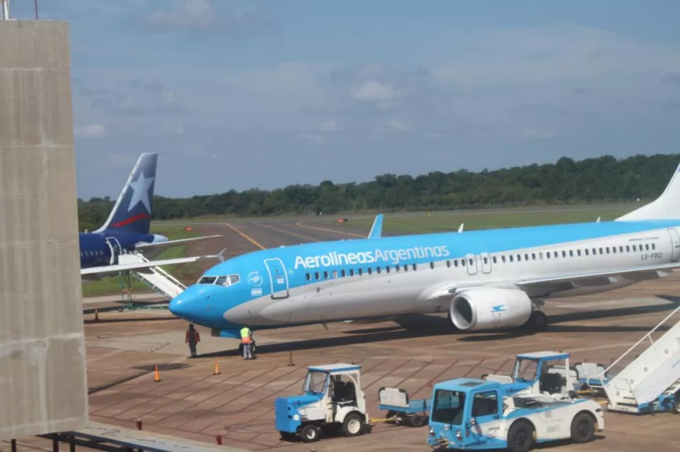 Avión de Aerolíneas Argentinas en el aeropuerto de Puerto Iguazú