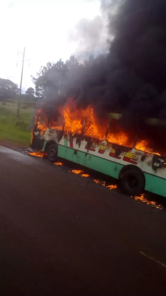 Se incendió un colectivo en la ruta provincial 17