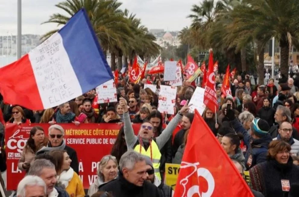 Manifestantes flamean banderas contra la reforma previsional en Francia