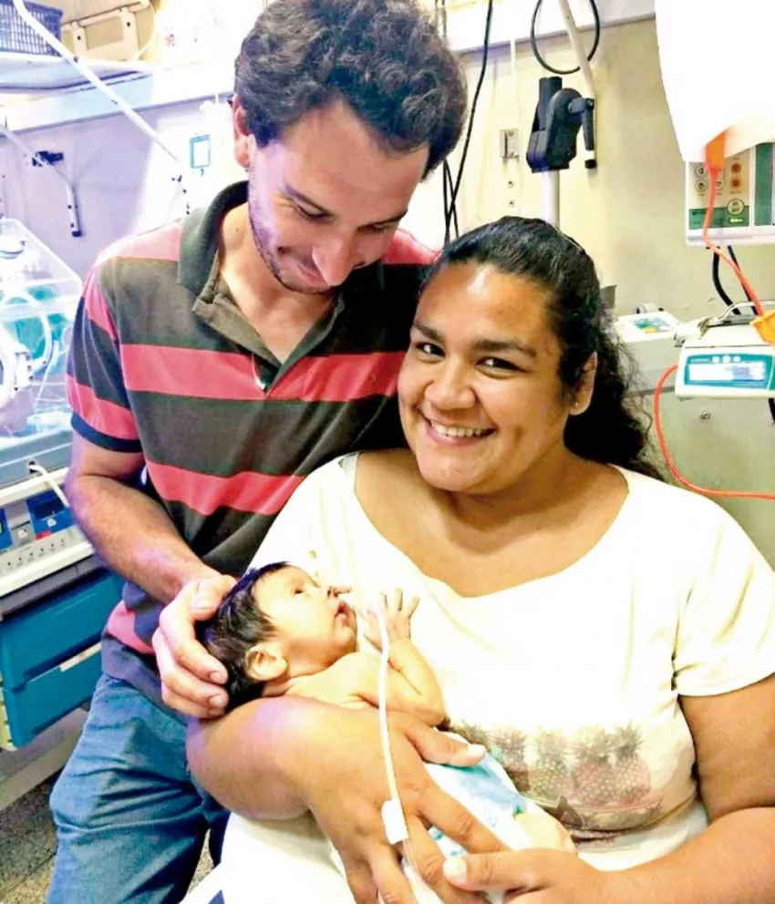 El pequeño y sus padres están en el Hospital Materno Neonatal.