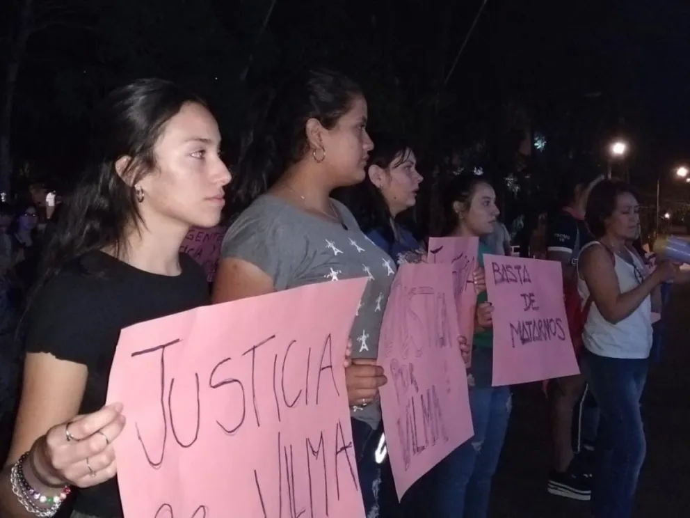 Femicidio de Vilma: marcha a medianoche por justicia terminó frente a la Policía 