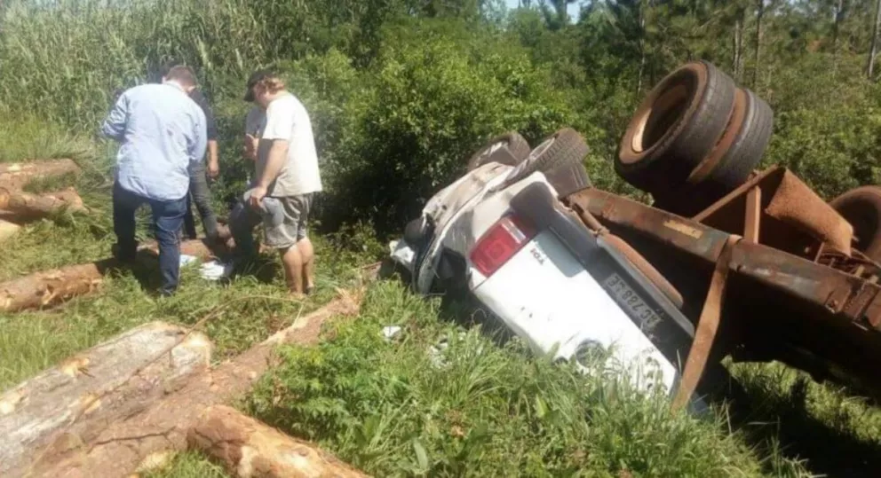 Mártires: se desprendió acoplado que transportaba pino de un camión e impactó contra un auto