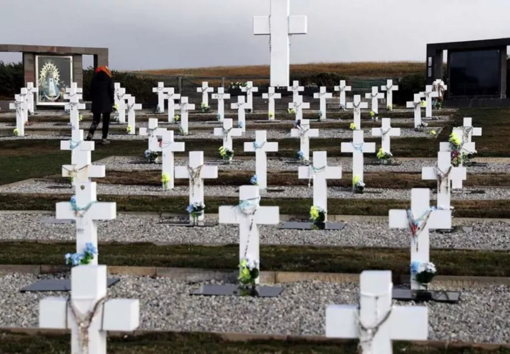 El Gobierno le pidió formalmente a la Cruz Roja exhumar una tumba colectiva en Malvinas