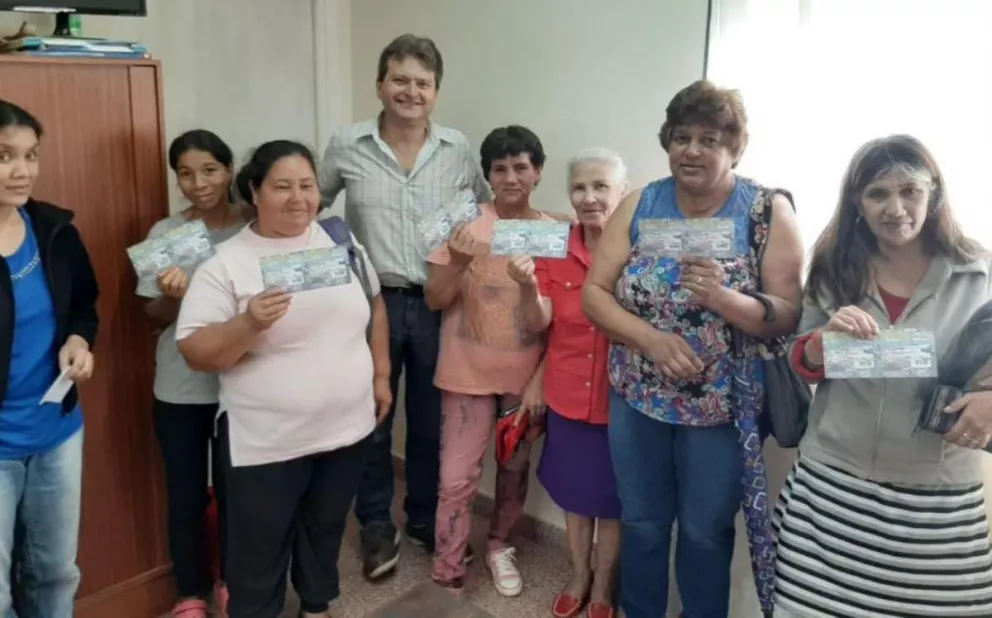 En Cerro Azul se entregaron tickets de Emergencia Alimentaria para usar en la Feria Franca