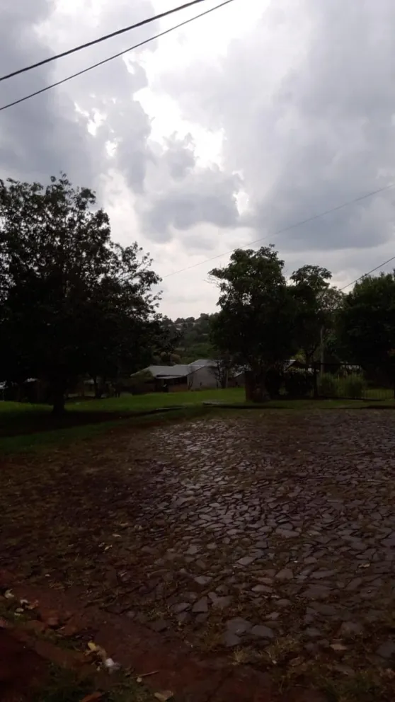 La tormenta golpeó en Montecarlo y cayó granizo en toda la zona norte