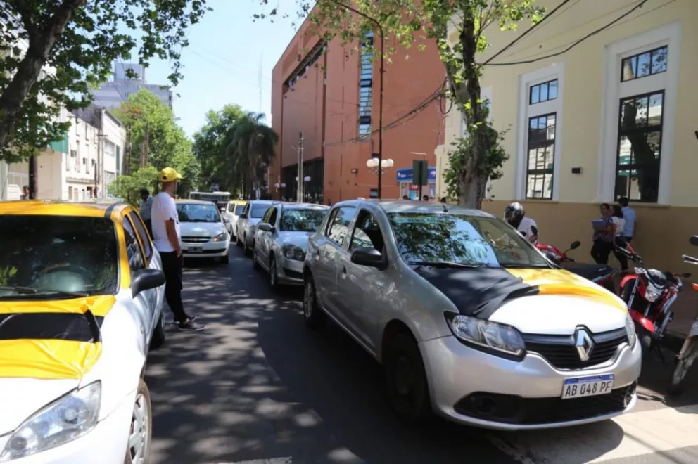 Taxistas cortan las calles Bolívar y Rivadavia en la esquina del Concejo Deliberante
