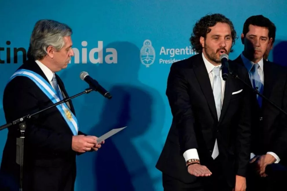 El nuevo presidente tomó juramento a sus ministros y secretarios. Santiago Cafiero juró como nuevo jefe de Gabinete.