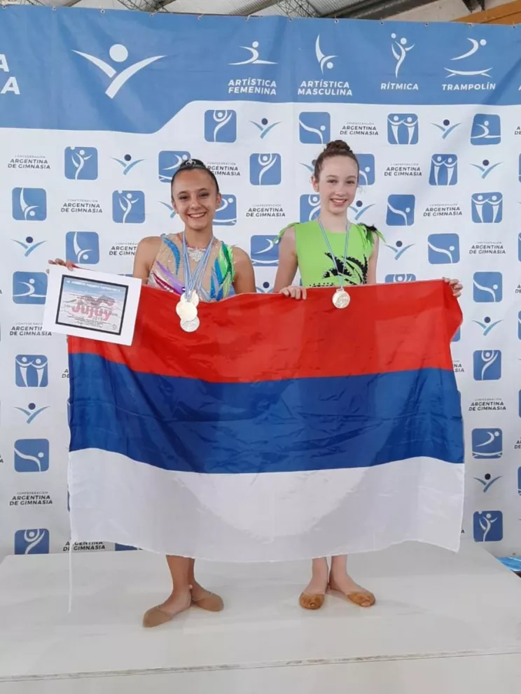 Daniela López y Ana Paula Quetglas posando con sus medallas