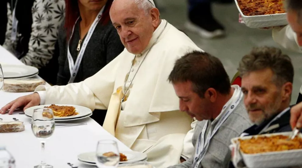 El papa Francisco almorzó en el Vaticano con 1.500 pobres llegados de varias diócesis de Italia