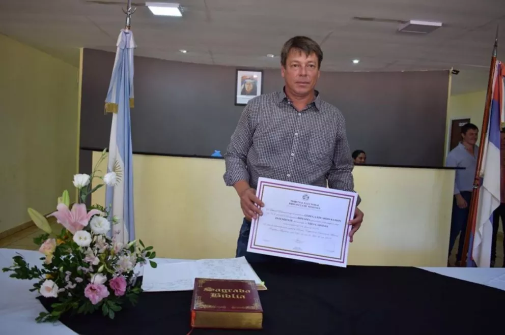 Ramón Gerega exhibe el documento con el que se certifica que es nuevamente intendente de Tres Capones