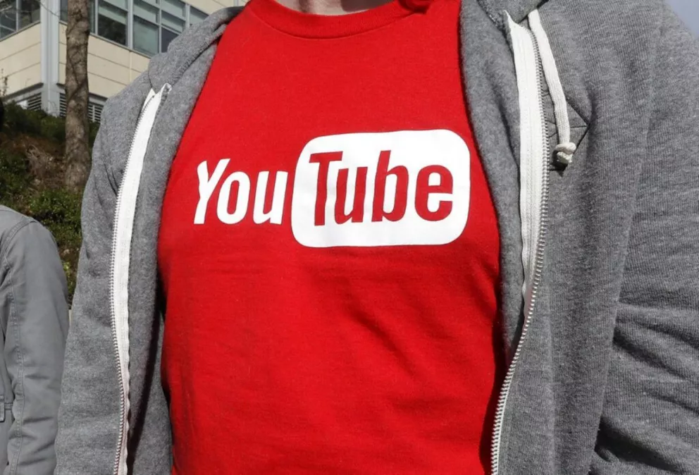 Una persona viste una camiseta con el logotipo de YouTube cerca de las oficinas de empresa de videos en San Bruno, California.