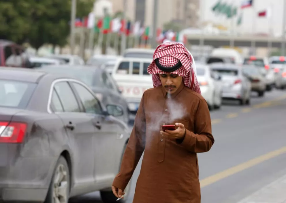Un hombre fuma un cigarrillo mientras camina por las calles de Eiad, en Arabia Saudita.