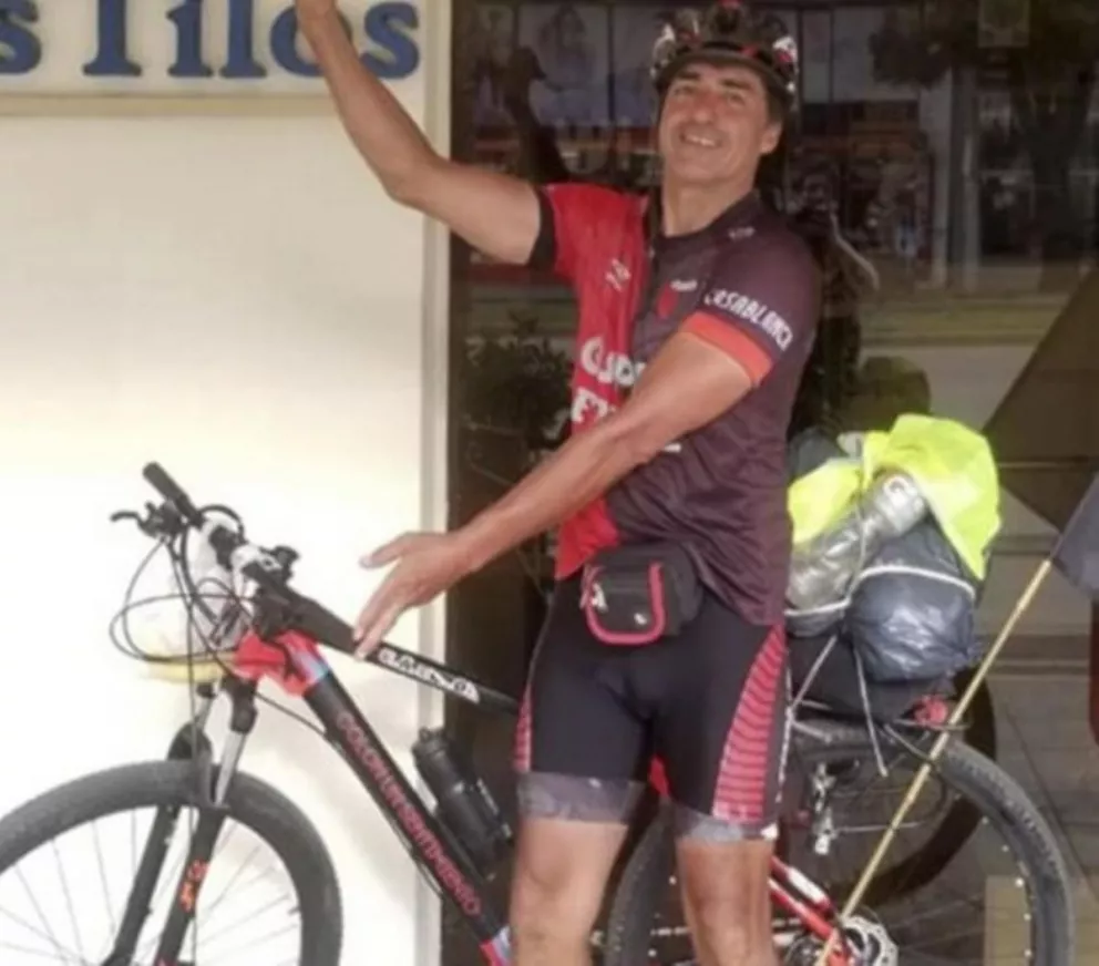 La travesía de un hincha de Colón: viaja a Asunción en bicicleta