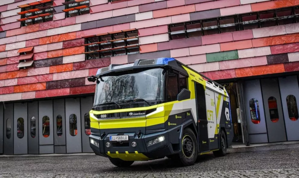El primer camión de bomberos eléctrico llegará pronto y elimina el rojo tradicional 