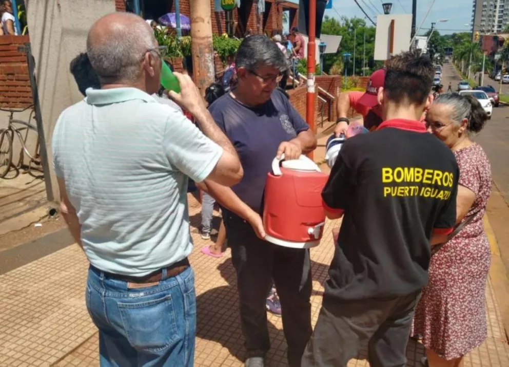 Cobro del bono en Iguazú: Bomberos asisten a las personas en la fila del banco
