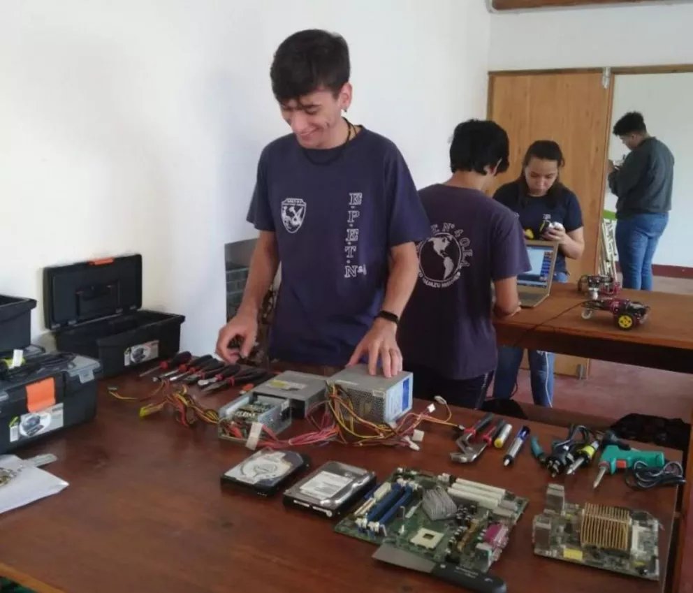 Iguazú: alumnos de la EPET N° 4 se lucieron en la Expo Técnica