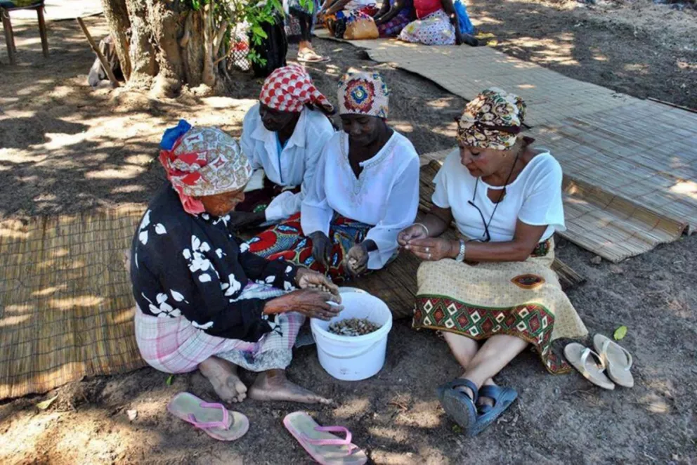 La misionera, compartiendo experiencias con mujeres de Mozambique. 