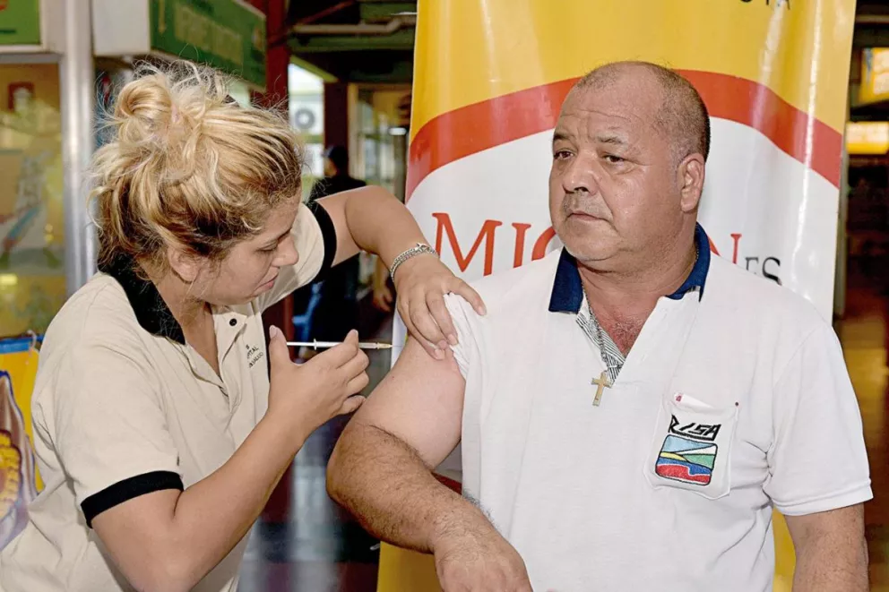 En las terminales de ómnibus de Posadas y Garupá sigue el operativo vacunación contra el sarampión y la fiebre amarilla.