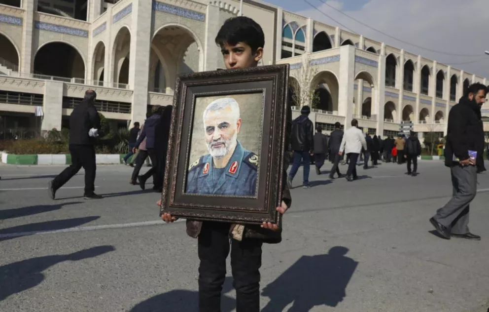 Un niño carga un retrato del general iraní Qassem Soleimani, quien murió en un ataque perpetrado por Estados Unidos en Irak