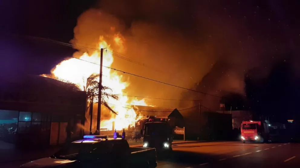 Se incendió Ecomadera en Garupá y evacuaron comercios de la zona