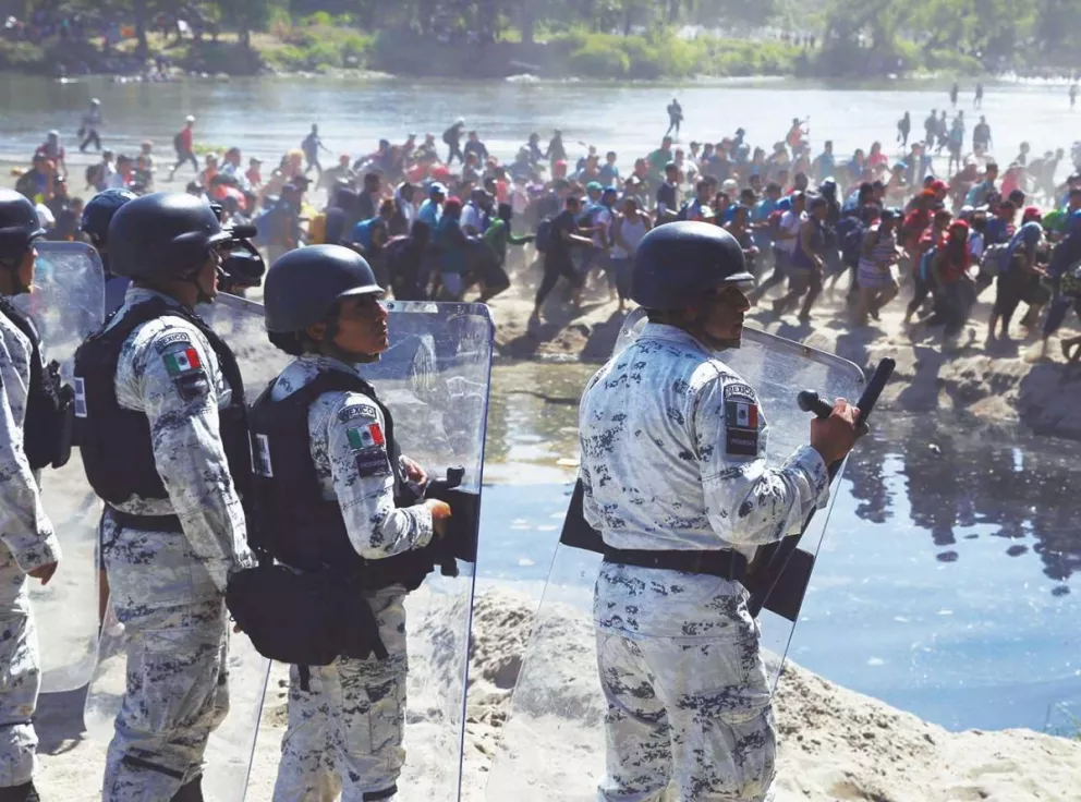 Aprovechando que el río está bajo, los guatemaltecos se lanzaron en caravana para llegar a territorio mexicano.
