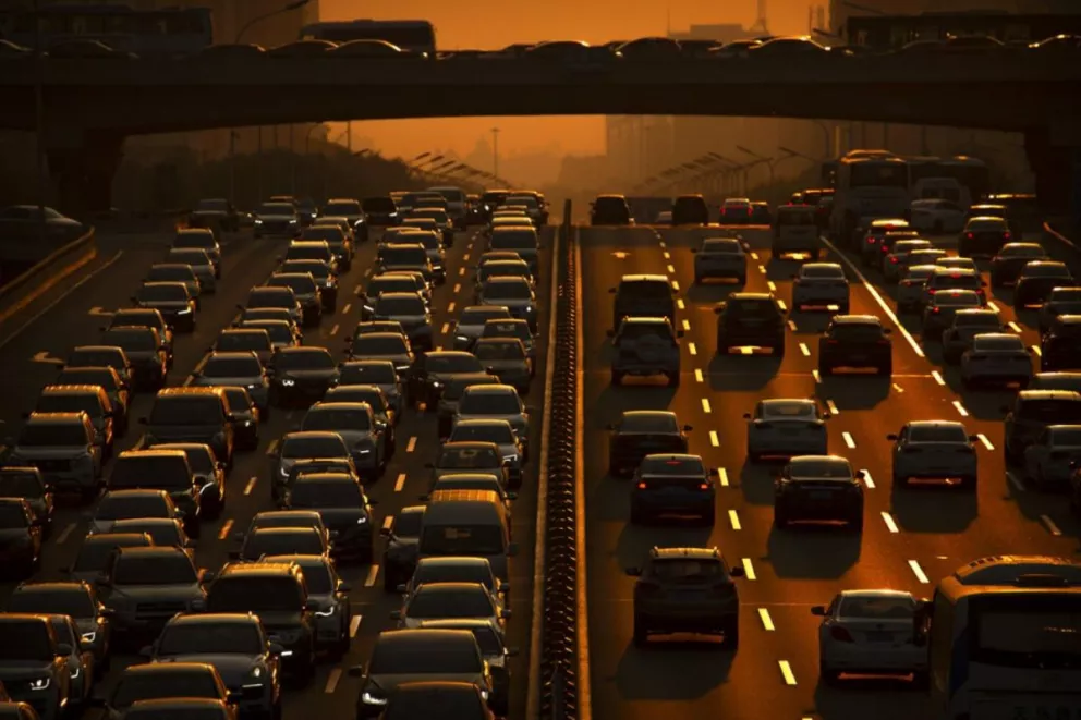 En esta imagen de archivo, tomada el 6 de septiembre de 2019, conductores circulan por una autovía durante la hora punta en Beijing