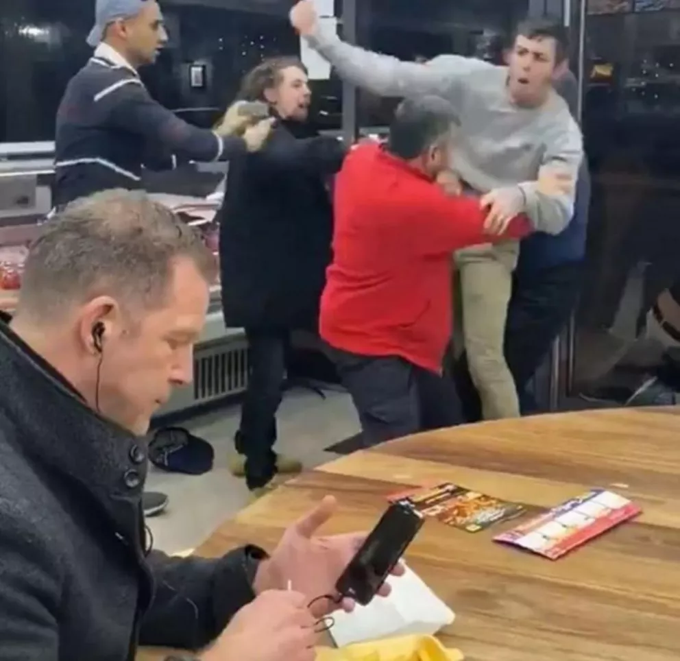 El video que explota en las redes: un hombre come tranquilo en medio de una pelea