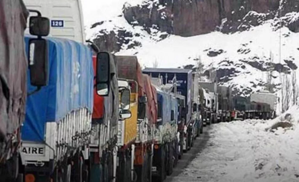 En Mendoza, hay 250 camiones varados en el Cristo Redentor