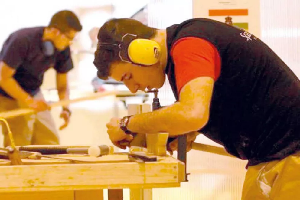 El 17,7% de los jóvenes desempeña trabajos dentro del rubro de la construcción en la capital provincial.