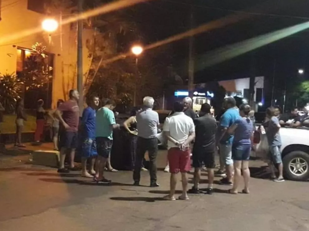 Barrios de Iguazú a oscuras: vecinos se manifestaron frente a Energía de Misiones