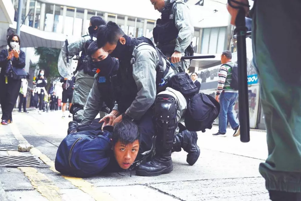 Varios de los manifestantes fueron arrestados por la policía de Hong Kong.