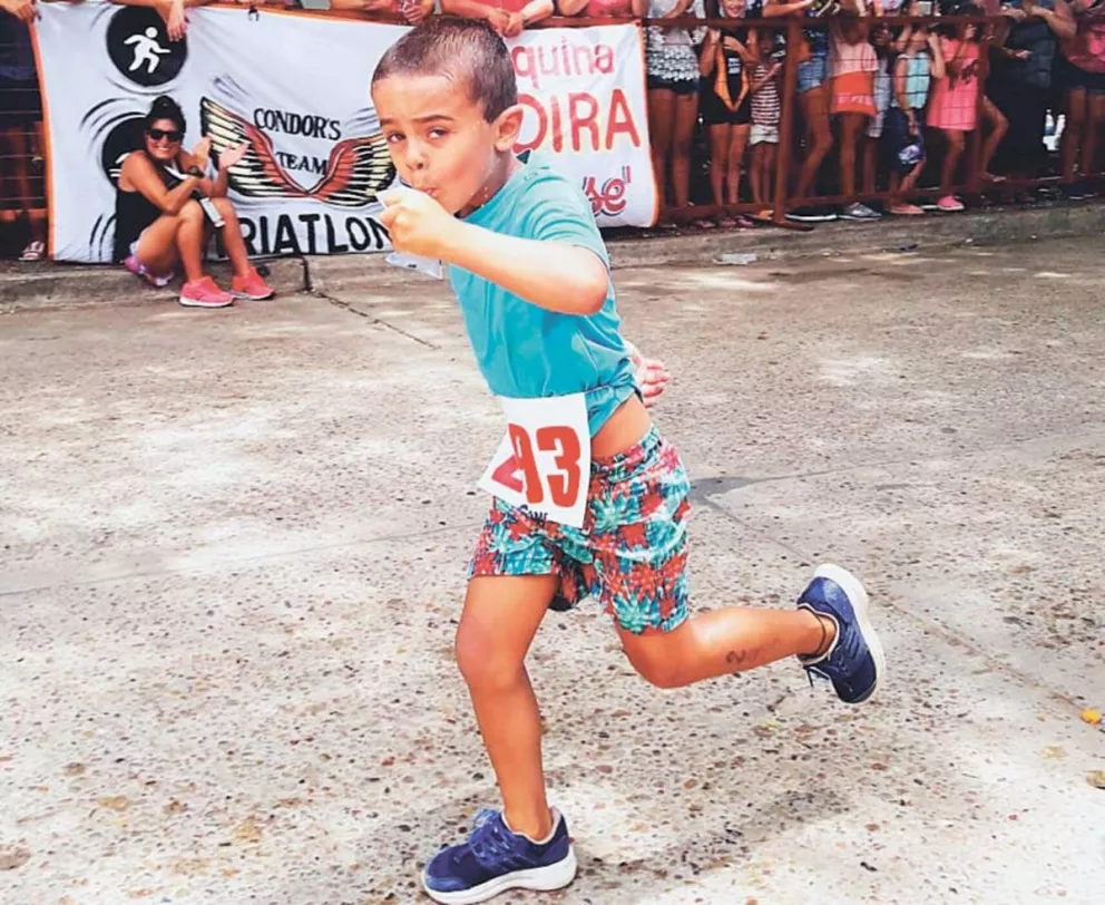 Pedro Cosentino es el hijo de 4 años de la triatleta misionera Brenda Spasiuk.