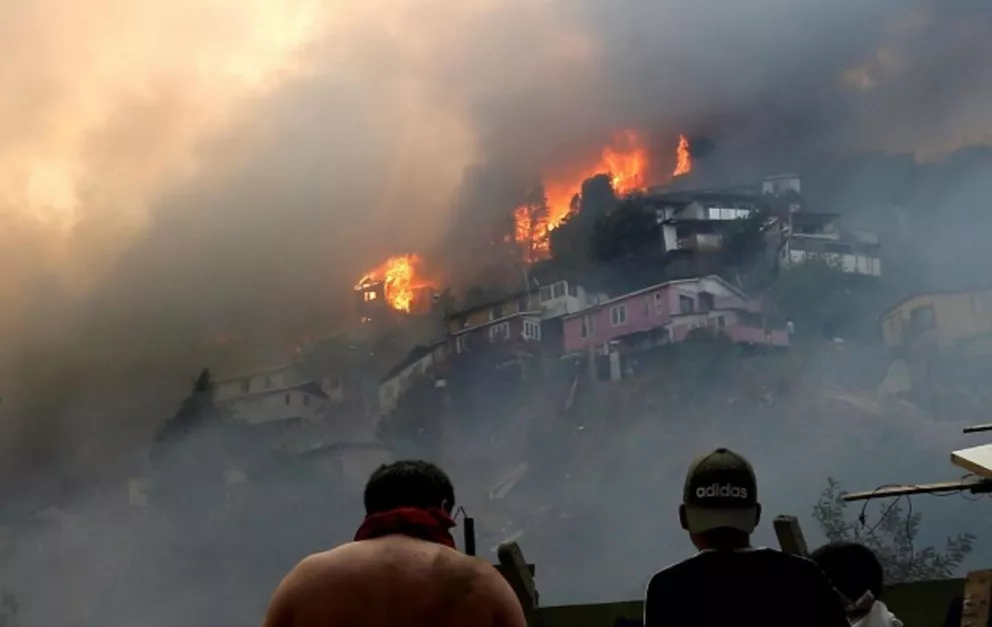 Un incendio en Valparaíso destruyó más de 100 casas en plena Nochebuena