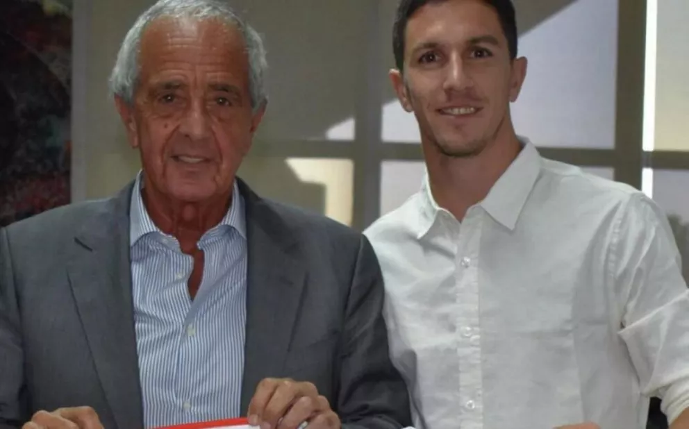Tras varios meses de dudas, Nacho Fernández firmó su nuevo contrato y seguirá en River