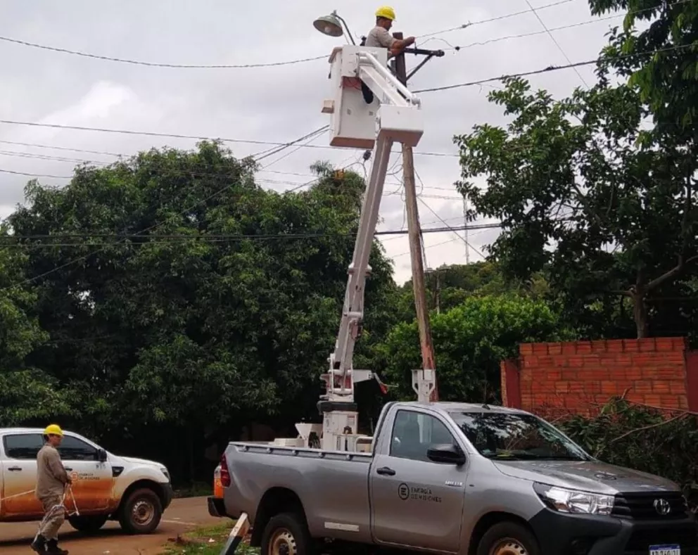 Varios barrios de Iguazú están sin energía eléctrica por la perforación de un conductor