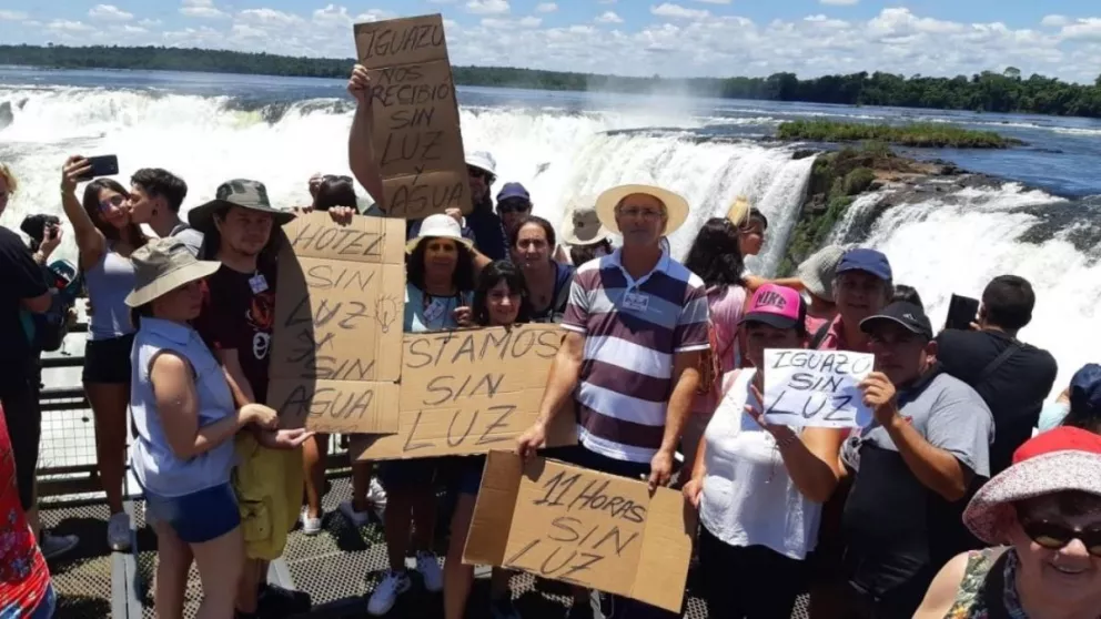 Un grupo de turistas demostró su malestar por la falta de energía eléctrica en Iguazú